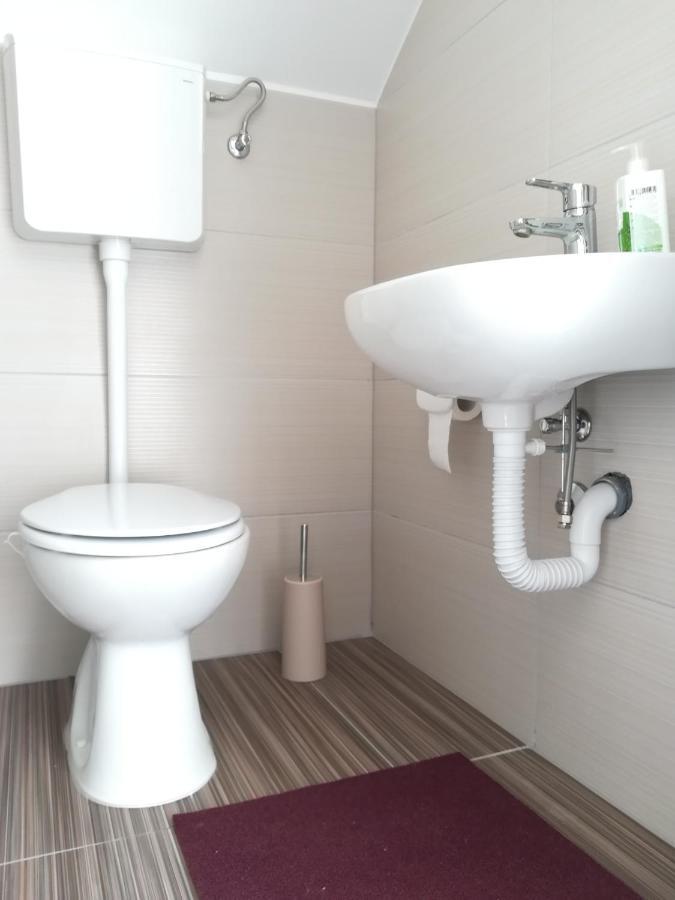 Apartman Petra Gustirna エクステリア 写真